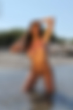 photodromm.com - 2011-11/talia - 05 - on a solitary beach 2/22l.jpg