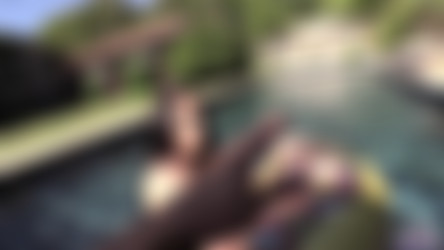 LeanneCrow.com (2012-2017)/Pool Floaties 2 (2016.08.12).mp4
