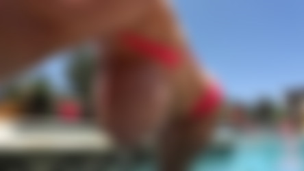 LeanneCrow.com (2012-2017)/Hot Pink String Bikini 5D 2 (2017.07.21).mp4
